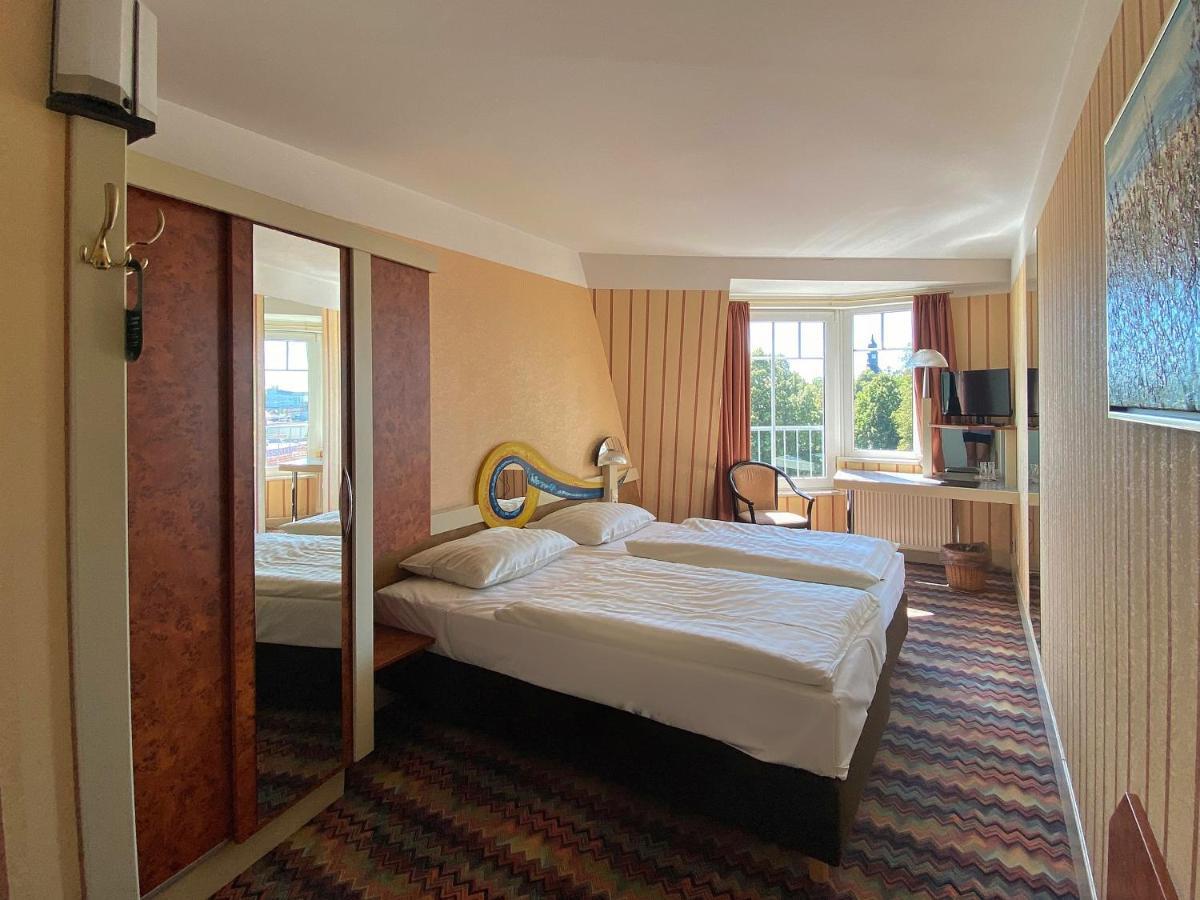 Zum Gruenen Turm Hotel Hohen Neuendorf Kültér fotó